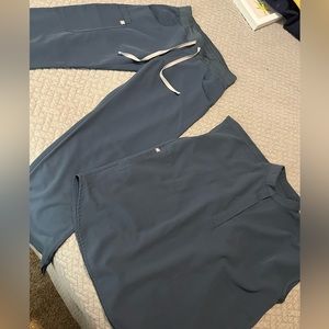 Dark harbor Figs scrub set
Kade cargo XS
Rafela top XS